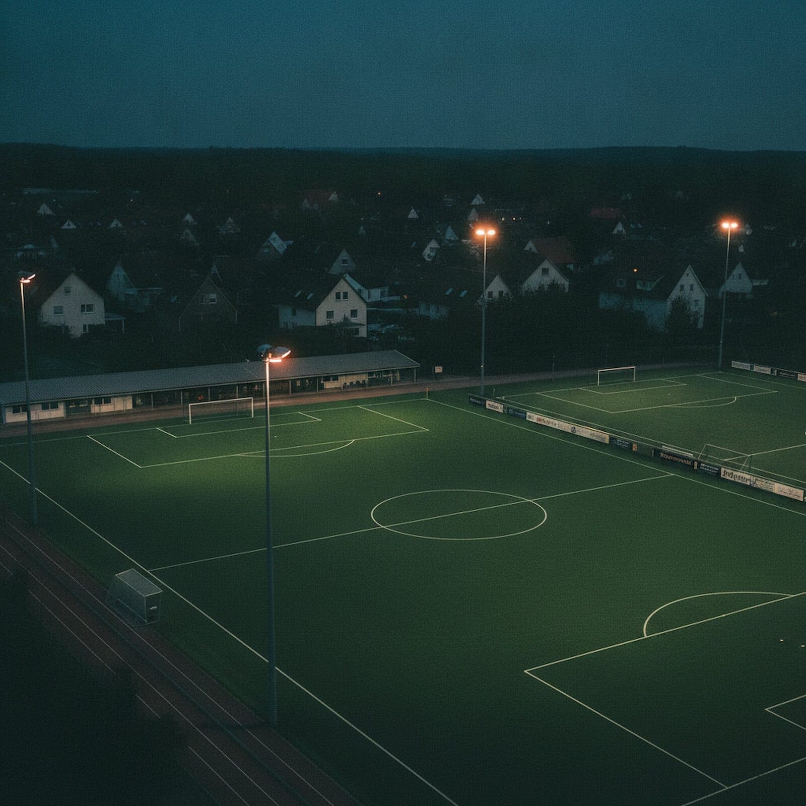 Die Sportanlage Brühlwiese aus der Höhe: Naturrasen, Kunstrasen und Laufbahnen unter Flutlicht